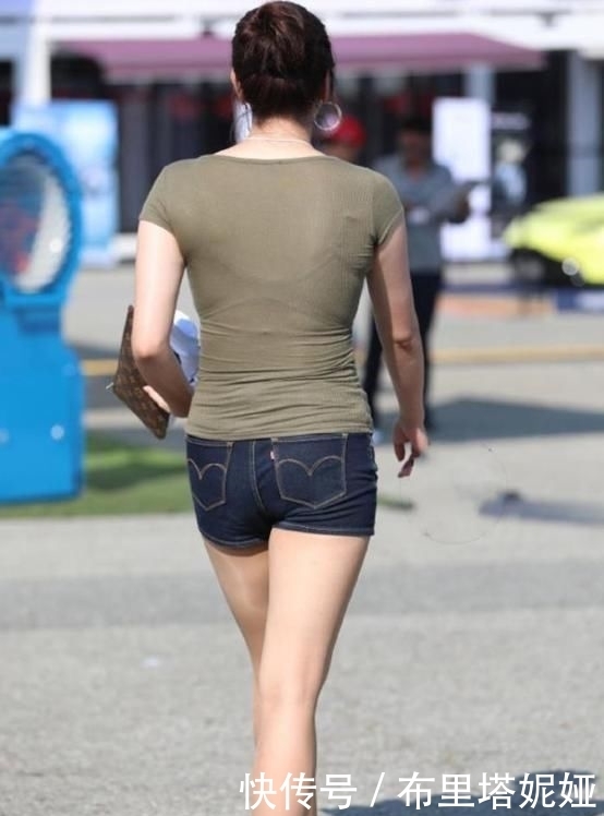 凸显|清新又时尚的小姐姐,凸显性感身姿,炫出自身的魅力