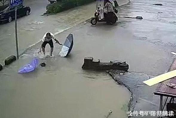  带车|马路深陷落成一大水塘骑行女子连人带车没入水中