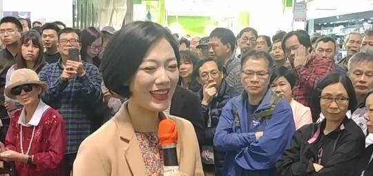 沦落|曾是《星光大道》冠军得主,在央视春晚压轴演唱,现在沦落到街头卖唱