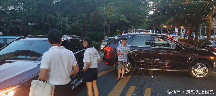 车门|59岁老戏骨坐百万豪车出意外车门和车尾被撞烂，事后还淡定自拍