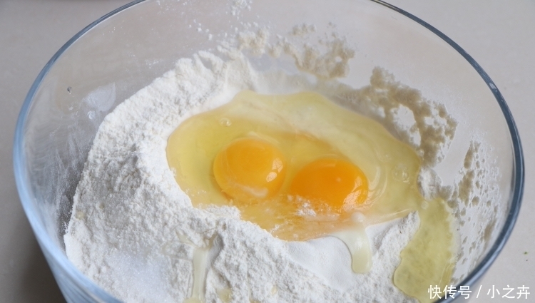 好吃|面粉里加2个鸡蛋，不用蒸不用炸，健康好吃，女儿一口一个停不了