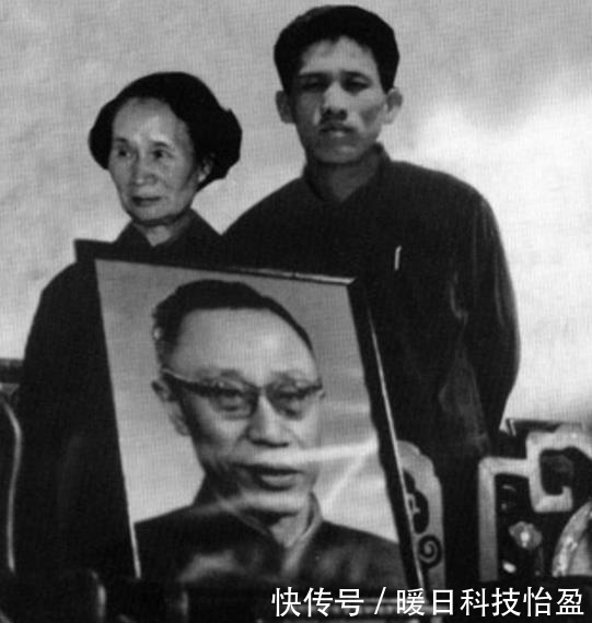  骨灰|溥仪最后一任妻子李淑贤：直言溥仪离不开她，图9抱着溥仪的骨灰