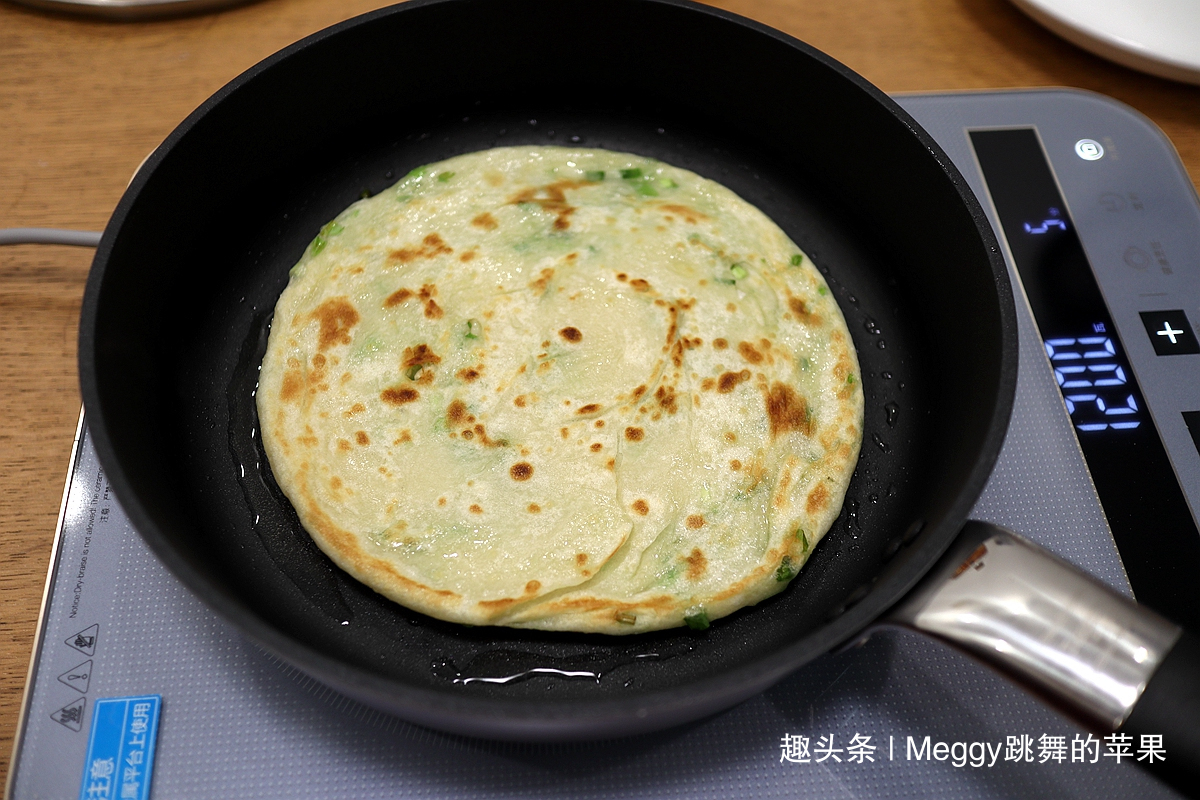  中筋面粉|别争了！外酥里嫩的葱花饼，凉水还是热水揉面跟我学，全会了