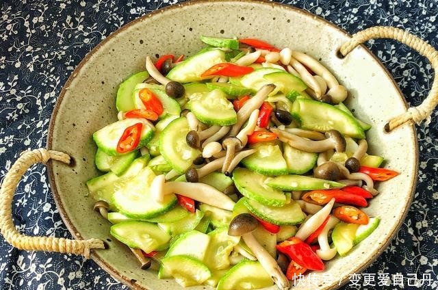 西葫芦|冬季,别错过这素菜,比吃大鱼大肉强,鲜美可口,10分钟搞定