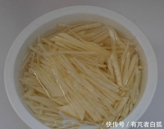 吃法|教你土豆的新吃法，搭配2个鸡蛋，简单又爽口，比炒土豆丝更好吃