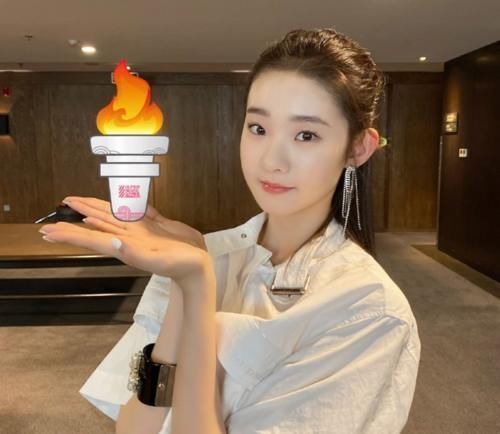火炬|硬糖少女集体出动传递火炬,其他成员都用手传,唯独刘些宁与众不同