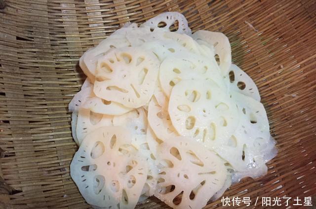 清炒|清炒莲藕时,直接炒就废了!教你2招,保证莲藕洁白爽脆,超下饭
