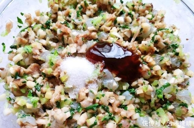 面条|秋季吃面条不如吃饺子,香菇与虾仁搭配在一起,鲜香可口