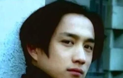 黄老师|黄磊《向往》“晨练”素颜出镜,突然抬头的瞬间,意外“怼脸拍”把人看懵了