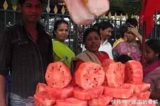 西瓜|印度小哥拖了一车西瓜片出来卖,走近一看,强迫症看了大呼过瘾