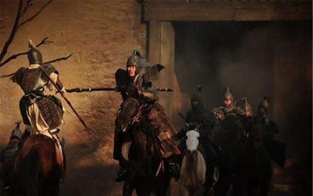 危险|古代攻城战很惨烈,首先爬上云梯的士兵十分危险,为何他们敢爬