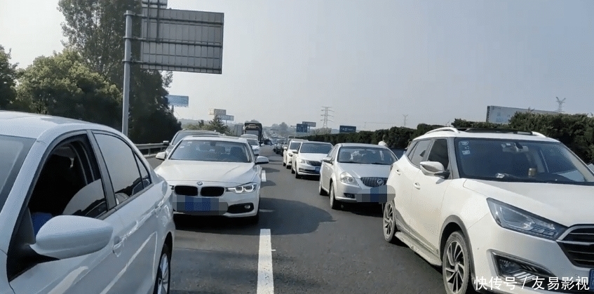 堵车|实拍曝光:高速堵车又随地处大小便,垃圾也随地扔!