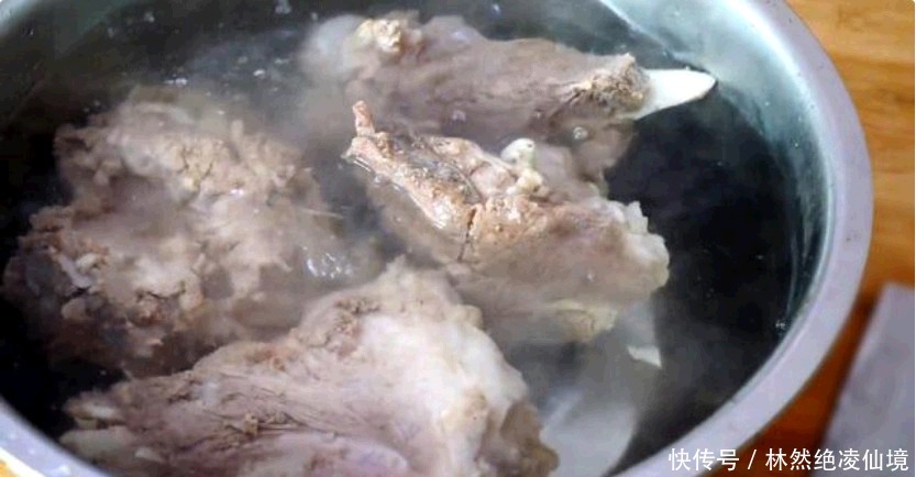 大厨|炖大骨汤,饭店大厨不外传的秘诀,汤汁浓白,营养又美味!