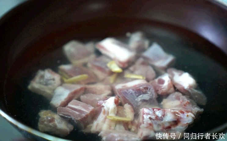 炖排骨|炖排骨,下锅还是出锅前放盐?这1步做错,排骨又老又柴,不入味