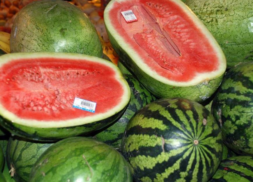  吃不完|西瓜吃不完别放冰箱了，水果店老板教我这样做，放3天都不坏