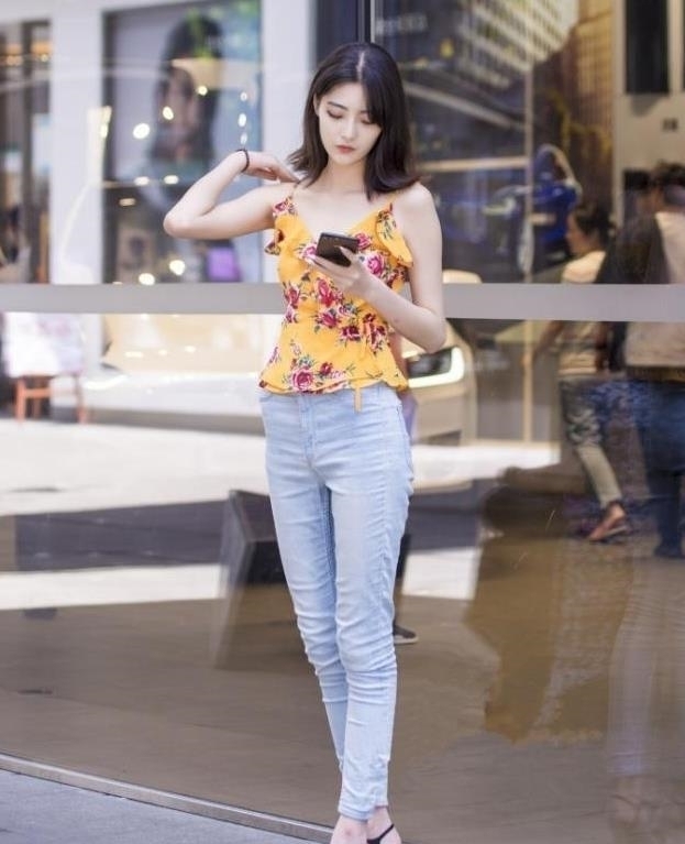 身材|美女街拍身材曼妙的小姐姐,紧身裙的穿搭,美得更青春