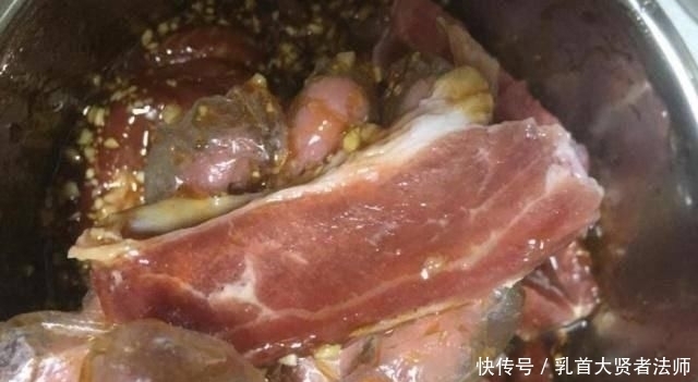 电饭锅|猪肉放入电饭锅,焖半个小时,出锅后比烤肉还香,老公孩子抢着吃