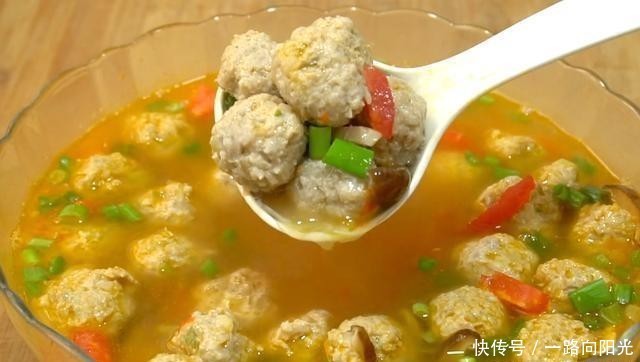 莲藕|秋天我家常做这锅汤，汤鲜肉嫩，开胃又营养，一上桌汤汁都不剩