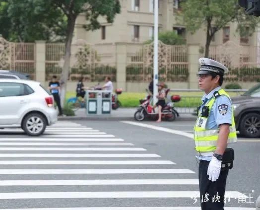  画面|从厨师转行当辅警，他的执勤画面让人“笑出眼泪”