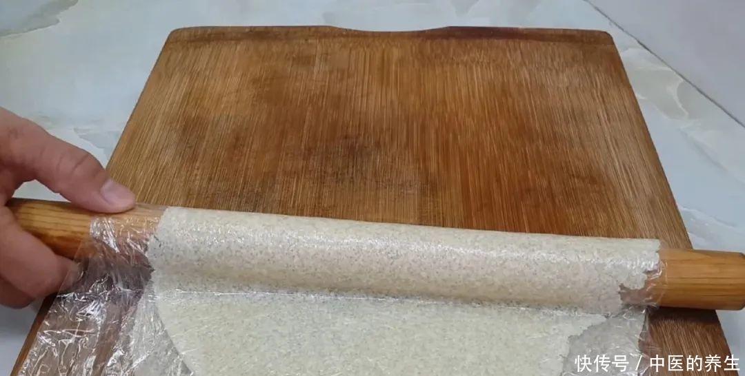  松软|烧饼这做法才简单，加2个鸡蛋，个个松软香甜，比鸡蛋饼面包好吃