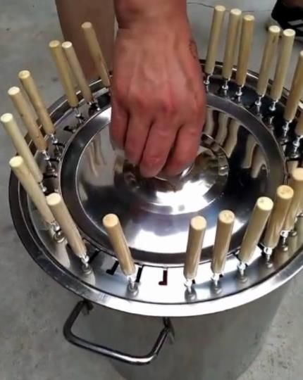 路边|60岁大爷路边卖“另类小吃”1根5到15元,1锅40根,1天能卖20锅