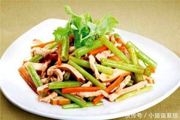  白香干|吃有营养的炒菜——芹菜炒香干，酥脆，香甜多汁，家人爱吃