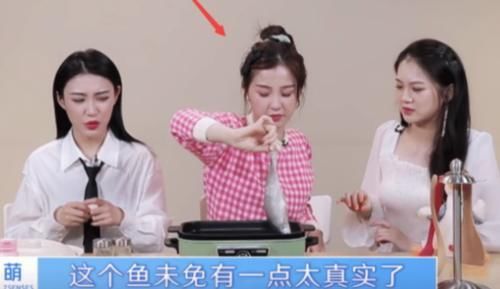 周梓|青你2虞书欣手拿生鱼放入煎锅,谁注意到周梓倩的反应太真实了