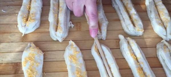 店老板|炸油条用小苏打、食用碱全错油条店老板教你正确做法,金黄酥脆