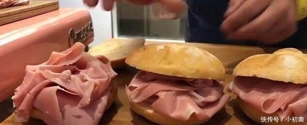 面包|一根火腿肠用一年，相当于两个成年男子的重量，一个人抱不动