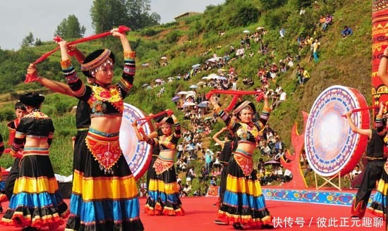 鞋垫|去彝族游玩要注意了，美女做这个动作不要接！不然后悔也没用