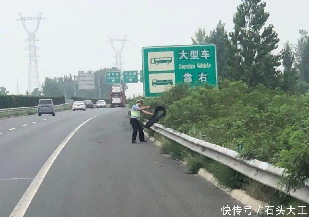  畅通|「小轮胎，大隐患」高速交警及时清理路障保畅通