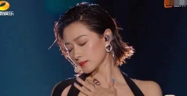 跳舞|万茜受伤依然站C位,全员单手跳舞有团魂,宁静顾全大局帮忙拉票