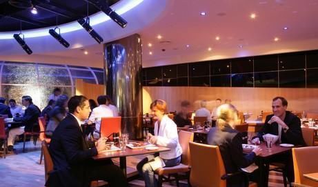 食物|从来不用盘子的餐厅,食物直接倒在桌上,顾客却吃得津津有味