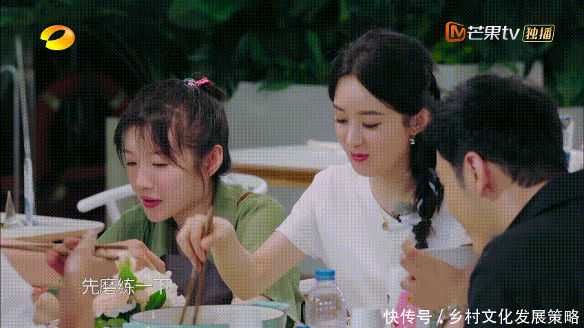 赵丽颖|赵丽颖饭桌上用筷子扒拉盆,是恶意剪辑还是不礼貌看这个细节