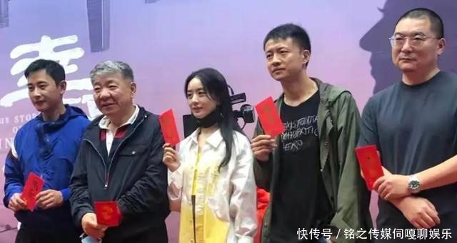 认不出|赵丽颖罗晋亮相新剧开机仪式！颖宝造型像小孩肤色黝黑变黑妞，罗晋黝黑认不出