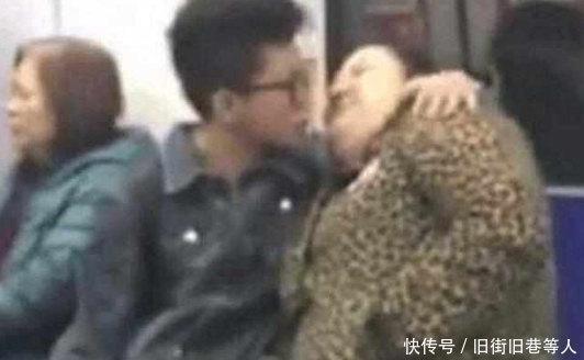 小伙|地铁上，一小伙与大妈秀恩爱，简直了，网友直呼辣眼睛