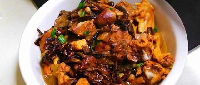  做法|炖鸡时先焯水，还是直接炖，都不对！教你正确做法，肉不柴汤更鲜