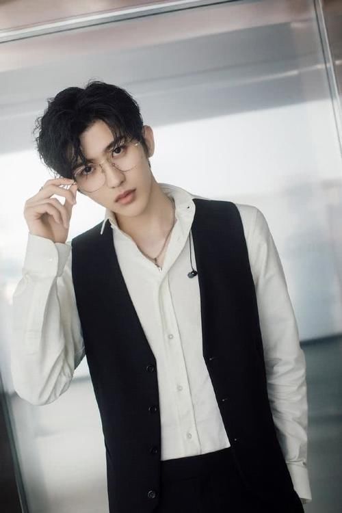  西装|蔡徐坤穿西装，杨颖穿婚纱，看不出有年龄差，而关晓彤又被坑了